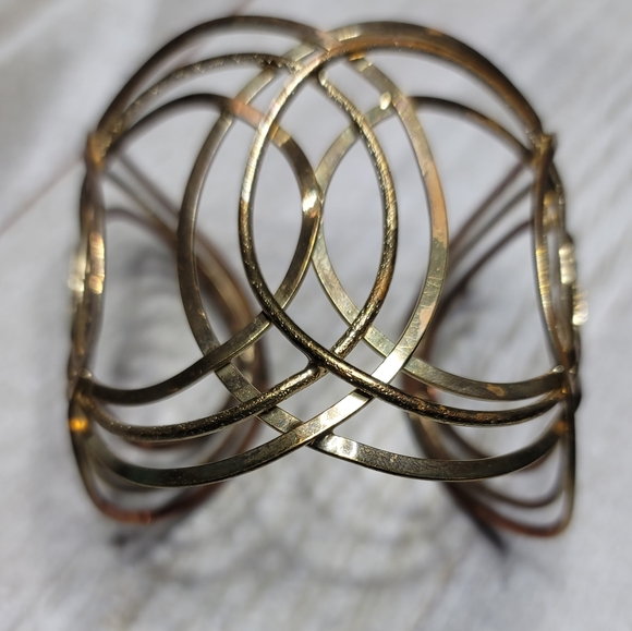 Gold geometric circle gold cuff bracelet - Picture 5 of 6